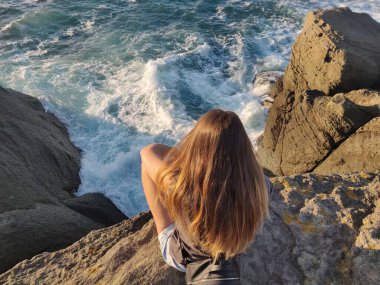 Deniz kıyısındaki güzel genç kadın