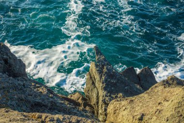 Deniz dalgaları fotoğrafı çarpıştırıyor.
