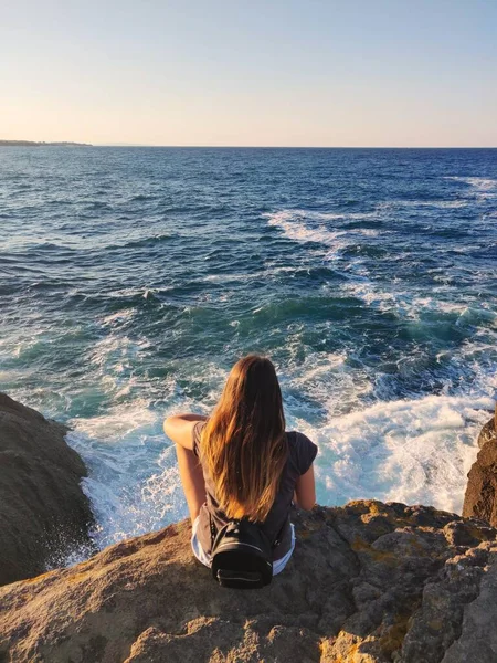 Deniz kıyısındaki güzel genç kadın