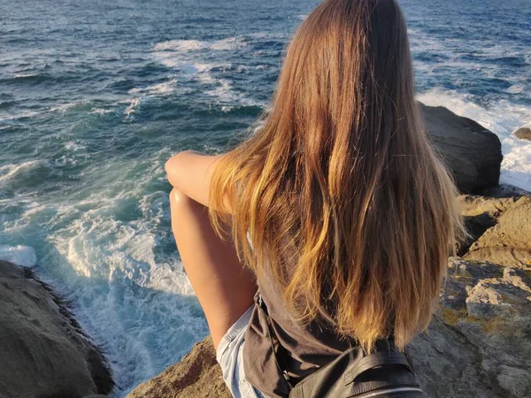 Deniz kıyısındaki güzel genç kadın