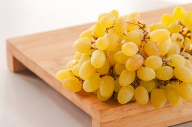 Tahtaya yakın sarı üzüm.