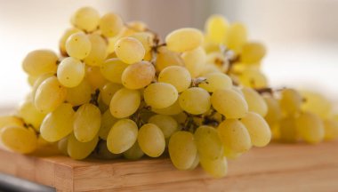 Tahtaya yakın sarı üzüm.