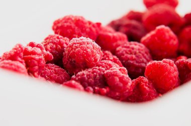 Donmuş ahududular kapanıyor.