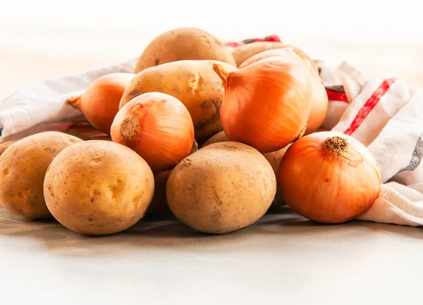 Goldene Zwiebel Und Kartoffeln Hautnah Auf Dem Küchentisch — Stockfoto