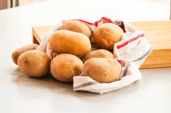 Stack Potatoes Close Kitchen Table — Stock Photo, Image