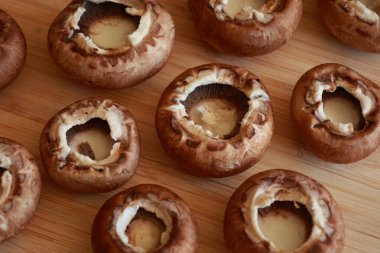 Kırsal ahşap kesim tahtasındaki taze mantarlar, doğal ışık