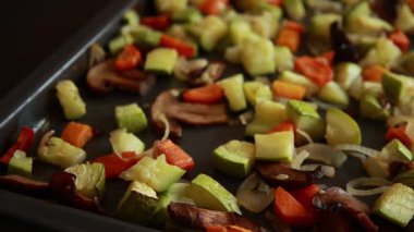 Fırında pişmiş kabak, havuç ve mantardan oluşan sıcak bir yakın çekim.