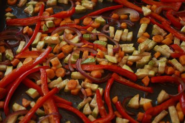 Fırında kızartılmış kabak, havuç ve kırmızı dolma biber.