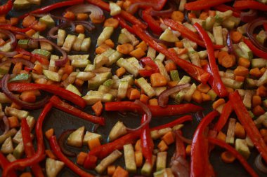 Fırında kızartılmış kabak, havuç ve kırmızı dolma biber.