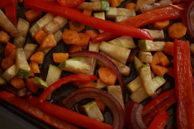 Fırında kızartılmış kabak, havuç ve kırmızı dolma biber.