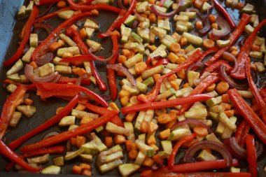 Fırında kızartılmış kabak, havuç ve kırmızı dolma biber.