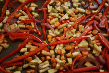 Fırında kızartılmış kabak, havuç ve kırmızı dolma biber.