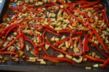 Fırında kızartılmış kabak, havuç ve kırmızı dolma biber.