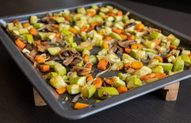 Fırında pişmiş kabak, havuç ve mantardan oluşan sıcak sonbahar esinlenmiş yakın çekim.