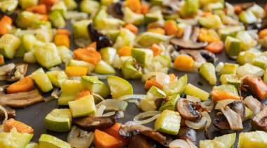 Fırında pişmiş kabak, havuç ve mantardan oluşan sıcak sonbahar esinlenmiş yakın çekim.