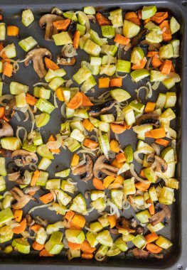 Fırında pişmiş kabak, havuç ve mantardan oluşan sıcak sonbahar esinlenmiş yakın çekim.