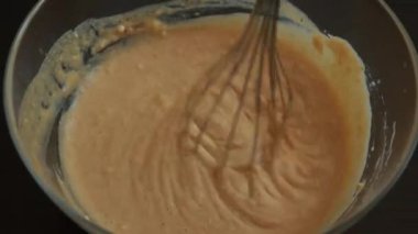 yumuşak kabaklı tatlı hamuru karıştırılıyor ve pişirmeye hazırlanıyor.