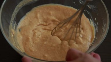 yumuşak kabaklı tatlı hamuru karıştırılıyor ve pişirmeye hazırlanıyor.
