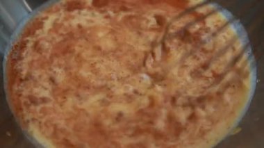 yumuşak kabaklı tatlı hamuru karıştırılıyor ve pişirmeye hazırlanıyor.