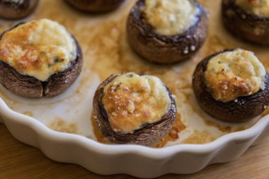 Krem peynirle doldurulmuş ve parmesanla kaplanmış fırında şampiyon mantarları. Sıcak sonbahar aperatifleri, parti atıştırmalıkları için mükemmel.