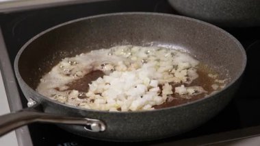 Dilimlenmiş soğanlar sıcak tavada cızırdıyor.