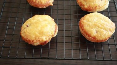 Mini elmalı turta, altın ve pullu, sıcak bir sonbahar aperatifi olarak servis edilir.