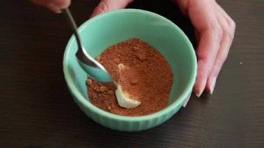 Krem peynirle esmer şeker ve tarçını küçük bir kasede karıştırıyorum.