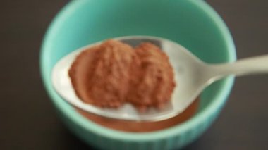 Esmer şeker ve tarçın küçük bir kasede