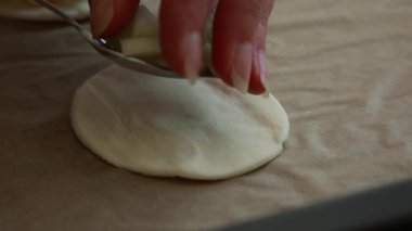 Eller peynirli mini turtalar, taze elma dilimleri ve puf börekleri hazırlıyor.