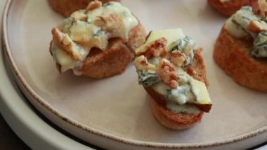 Krem peynirli crostini ve taze armut dilimleri, sonbahar mezeleri için mükemmel.