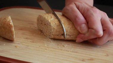 Taze kesilmiş baget ekmeğinin yakın çekim videosu.
