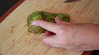 Taze armut dilimleri düzgünce sade bir ahşap kesme tahtasına yerleştirilmiş.