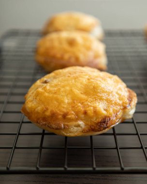 Kremalı peynir ve taze elma dilimleriyle doldurulmuş altın puf böreği.