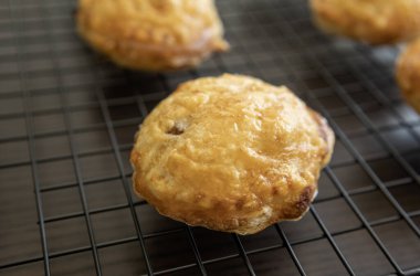 Kremalı peynir ve taze elma dilimleriyle doldurulmuş altın puf böreği.