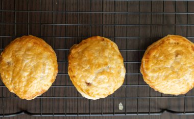 Kremalı peynir ve taze elma dilimleriyle doldurulmuş altın puf böreği.