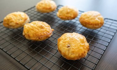 Kremalı peynir ve taze elma dilimleriyle doldurulmuş altın puf böreği.