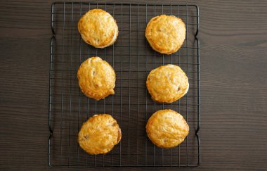 Kremalı peynir ve taze elma dilimleriyle doldurulmuş altın puf böreği.