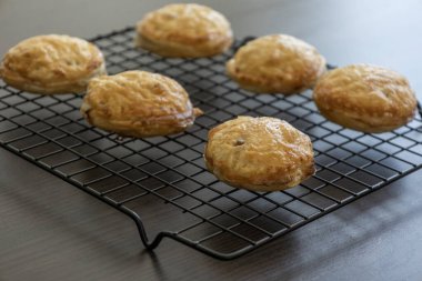 Kremalı peynir ve taze elma dilimleriyle doldurulmuş altın puf böreği.