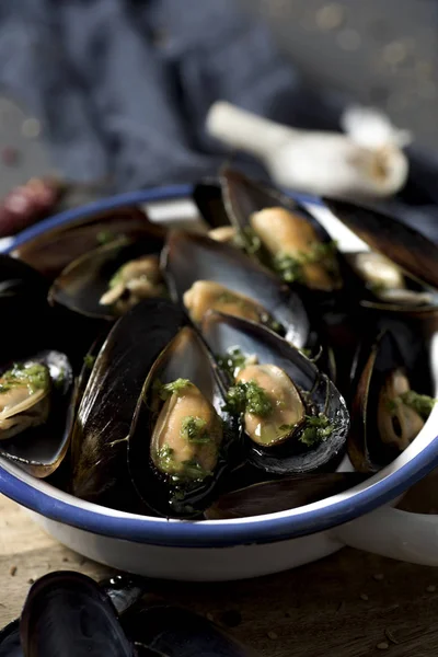 Closeup Ceramic Bowl Moules Mariniere French Recipe Mussels Rustic Wooden — Stock Photo, Image