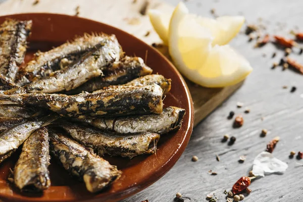 Primer Plano Algunas Sardinas Parrilla Españolas Plato Barro Marrón Sobre —  Fotos de Stock