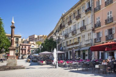Cagliari, İtalya - 17 Eylül 2017: Bir görünümünü Piazza Yenne kare Cagliari, Sardunya, İtalya, kafe ve restoran özellikleri teraslı