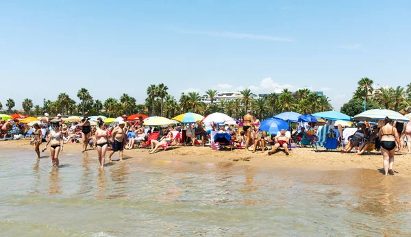 西班牙 2017 在萨洛 西班牙 Llevant 海滩度假 萨洛是太阳的主要目的地和海滩的欧洲旅游 与超过 50000 间公寓 — 图库照片