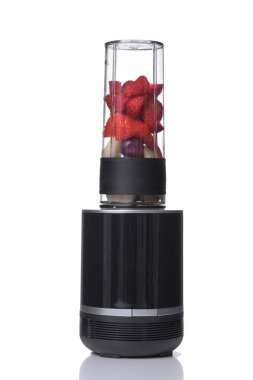 beyaz zemin üzerinde bir blender kavanoza biraz çilek
