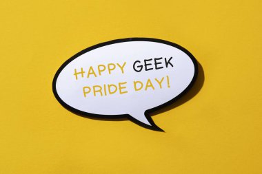closeup, sarı bir arka plan üzerinde yazılı metin mutlu geek gurur gün ile bir konuşma balonu