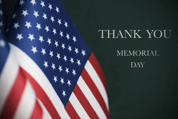 一些美国国旗和文字感谢你和阵亡将士纪念日对深绿色背景 — 图库照片