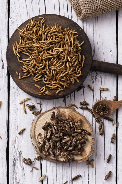 Tiro Ángulo Alto Una Pila Gusanos Fritos Sazonados Con Ajo — Foto de Stock