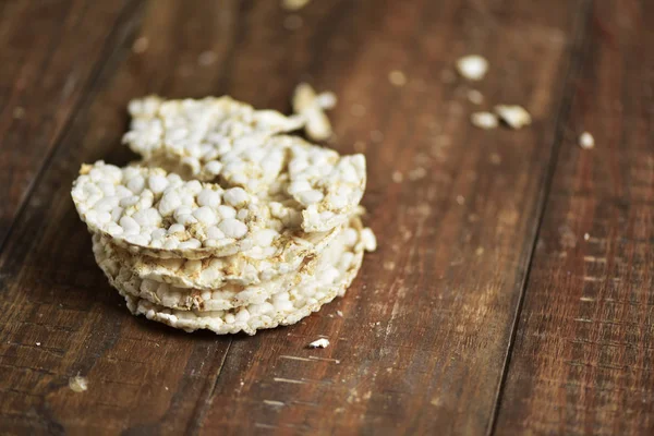 Großaufnahme Eines Stapels Puffreiskuchen Auf Einem Holztisch — Stockfoto