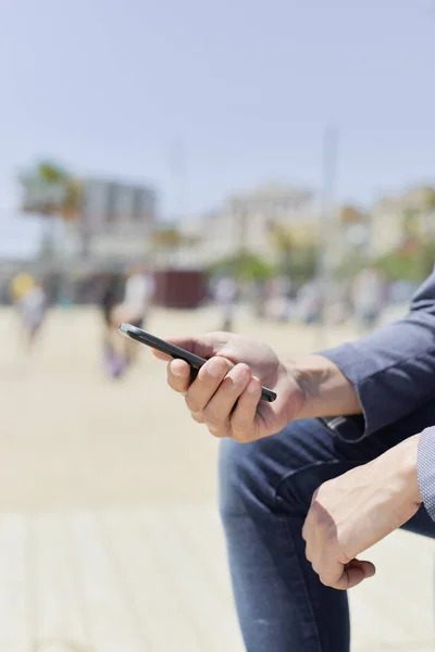 Plaj Yanındaki Bir Smartphone Kullanarak Bir Smart Casual Göz Kot — Stok fotoğraf