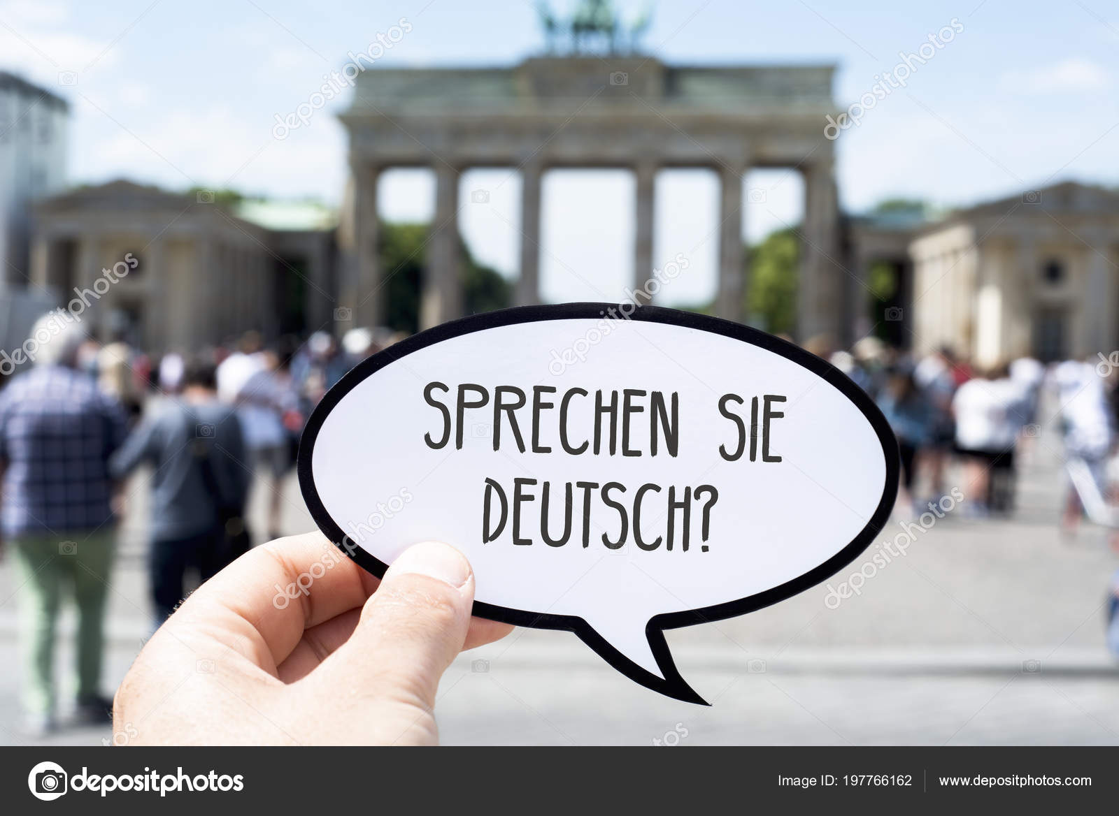 Sprechen Sie ドイツと吹き出しを示す若い白人男の手のクローズ アップは ドイツ ベルリンのブランデンブルク門の前で ドイツ語で書かれた ドイツ語を話すこと ストック写真 C Nito103