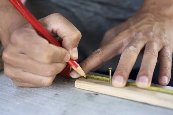 Nahaufnahme Eines Jungen Kaukasischen Mannes Der Mit Einem Tischlerstift Einem — Stockfoto